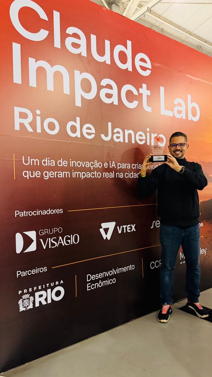 Leonardo Santos, a Capiva strategic partner, with the 1st-place trophy in the Health track of the Claude Impact Lab Rio de Janeiro.